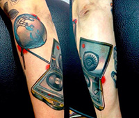 tatuaje en las piernas: reproductor de música, mitad en una pierna, mitad en la otra