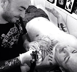 imagen de Isaac, el tatuador, tatuando